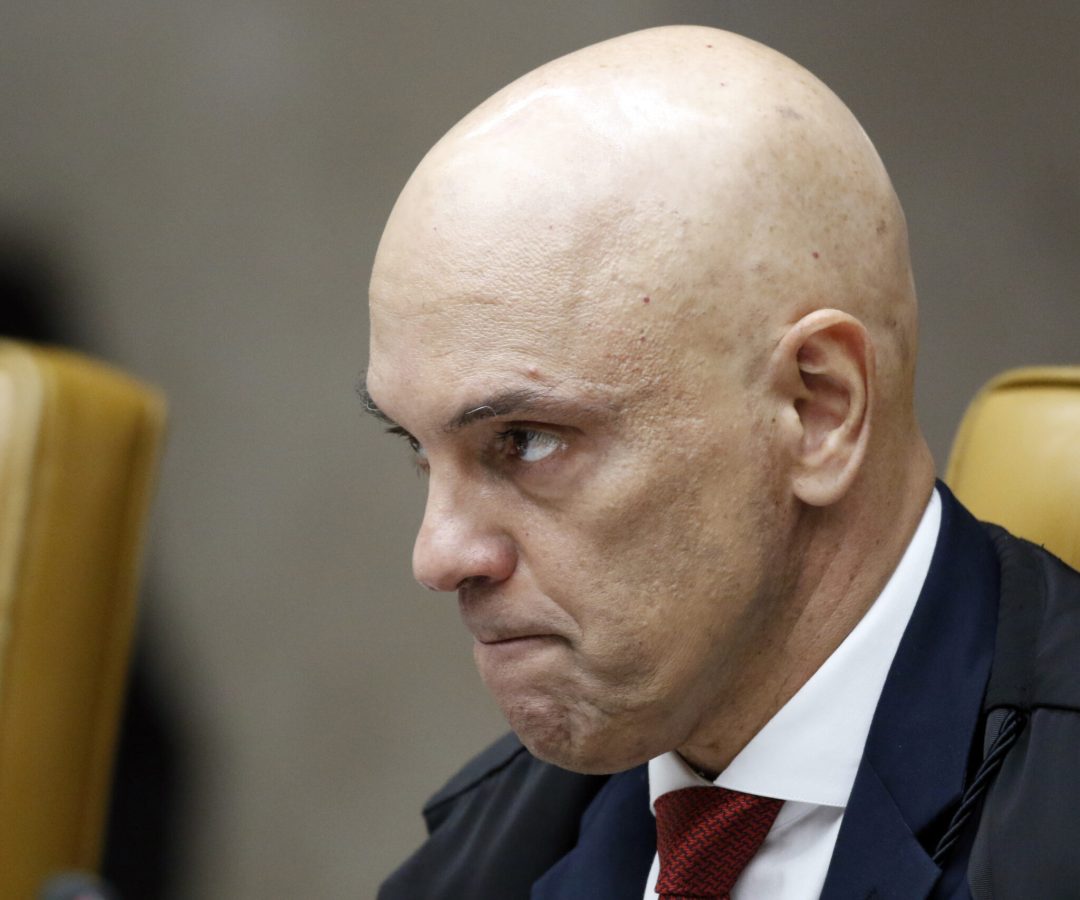 Moraes suspende destituição e dá 24h para defesa de Filipe Martins apresentar última defesa