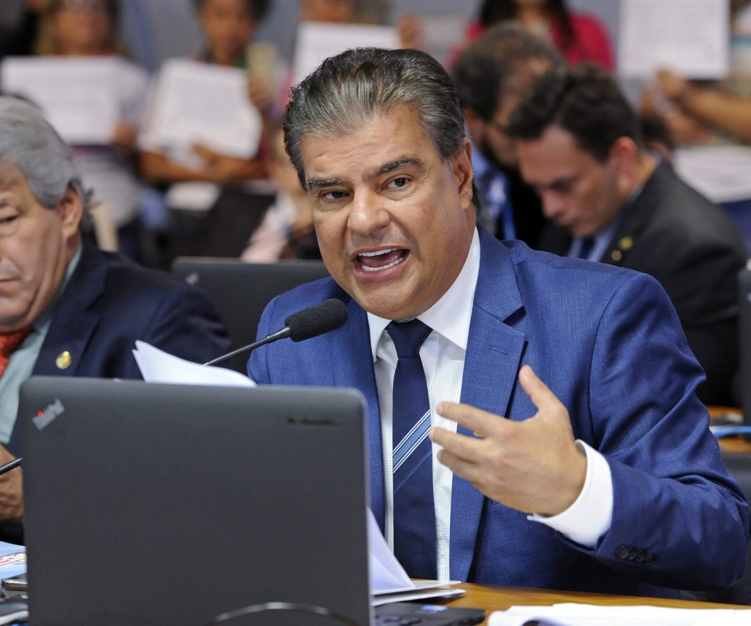 Em pronunciamento, à bancada, senador Nelsinho Trad (PSD-MS).