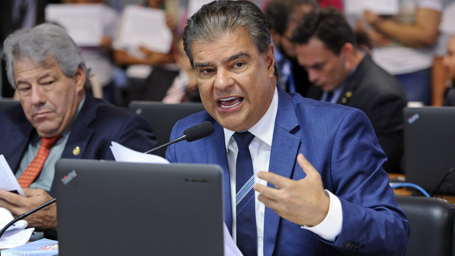 Em pronunciamento, à bancada, senador Nelsinho Trad (PSD-MS).