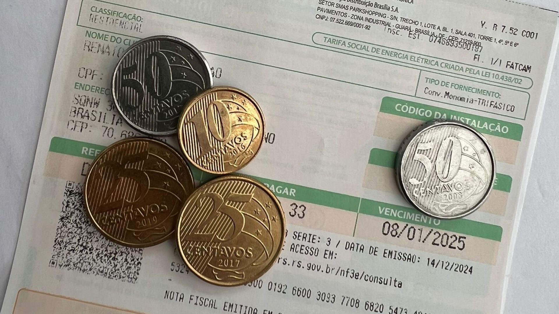 Justiça reduz valor cobrado pela Neoenergia e fixa preço de referência para uso de postes