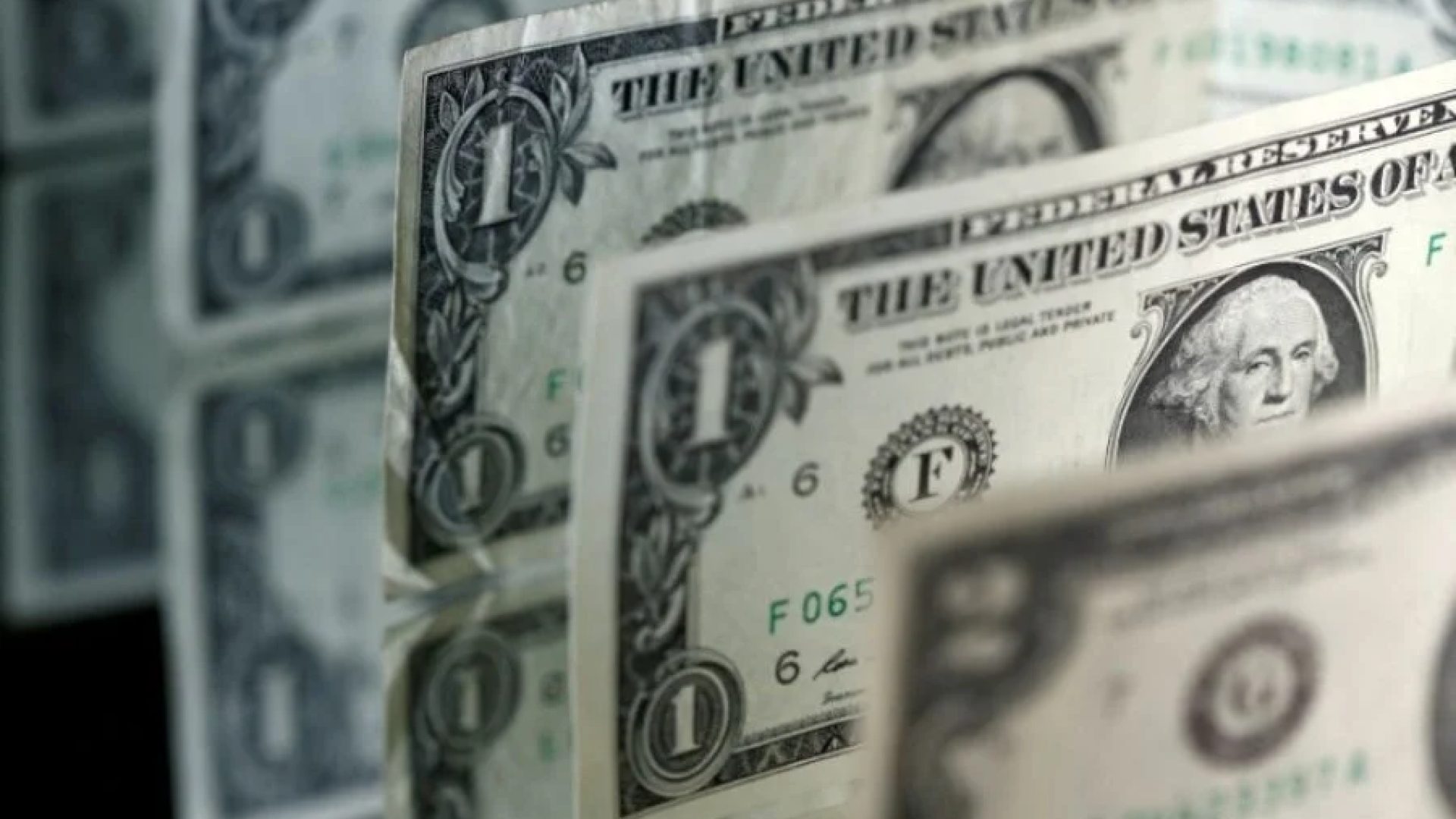 Dólar Dólar hoje engata nova alta e testa R$ 5,25 impulsionado pela debandada estrangeira e tensão fiscal