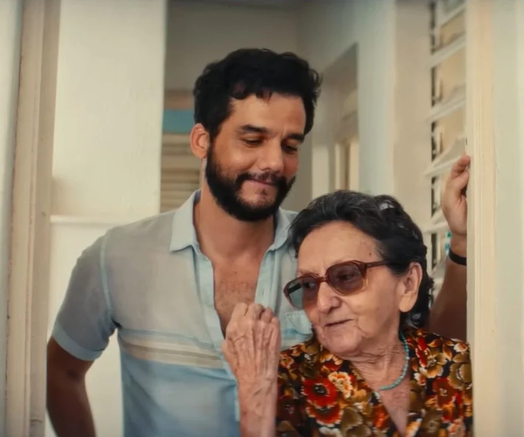 Wagner Moura e Tânia Maria em cena de "O Agente Secreto", filme de Kleber Mendonça Filho