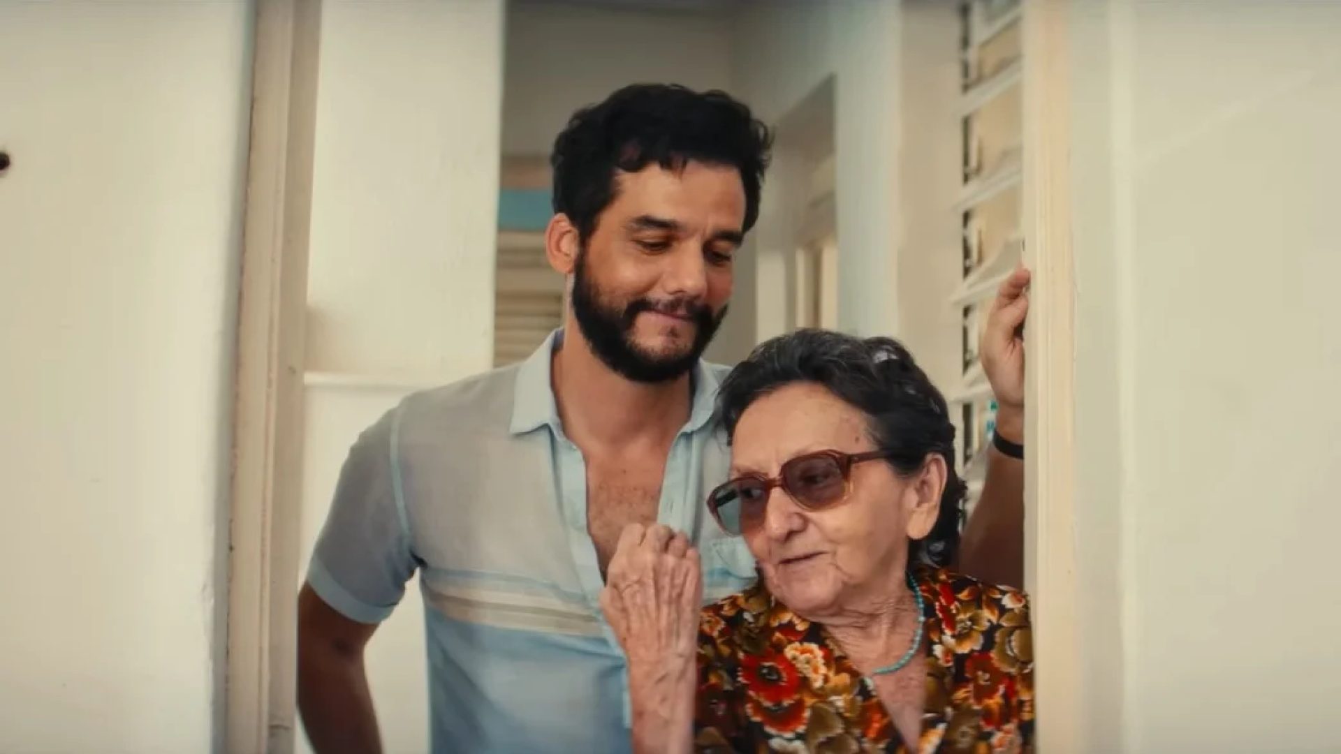 Wagner Moura e Tânia Maria em cena de "O Agente Secreto", filme de Kleber Mendonça Filho