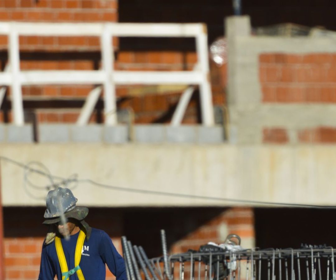 Construção empregou 2,5 milhões e pagou média de 2,1 salários mínimos