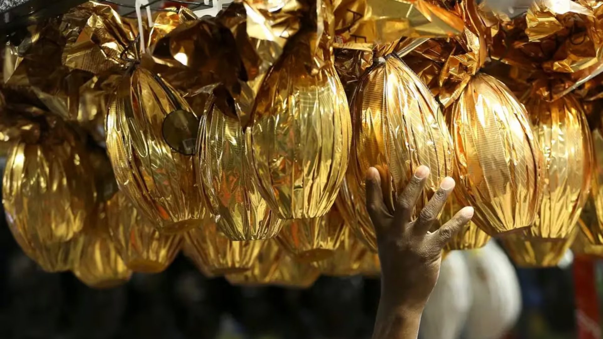 Fundação CDL transforma sede em fábrica para levar Páscoa a crianças vulneráveis