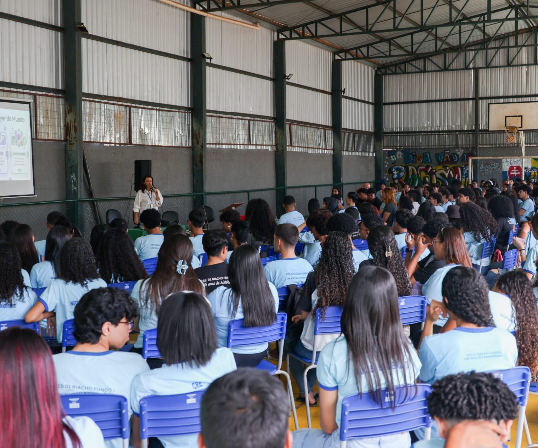Escola de Riacho Fundo debate cyberbullying com 300 alunos e Anatel