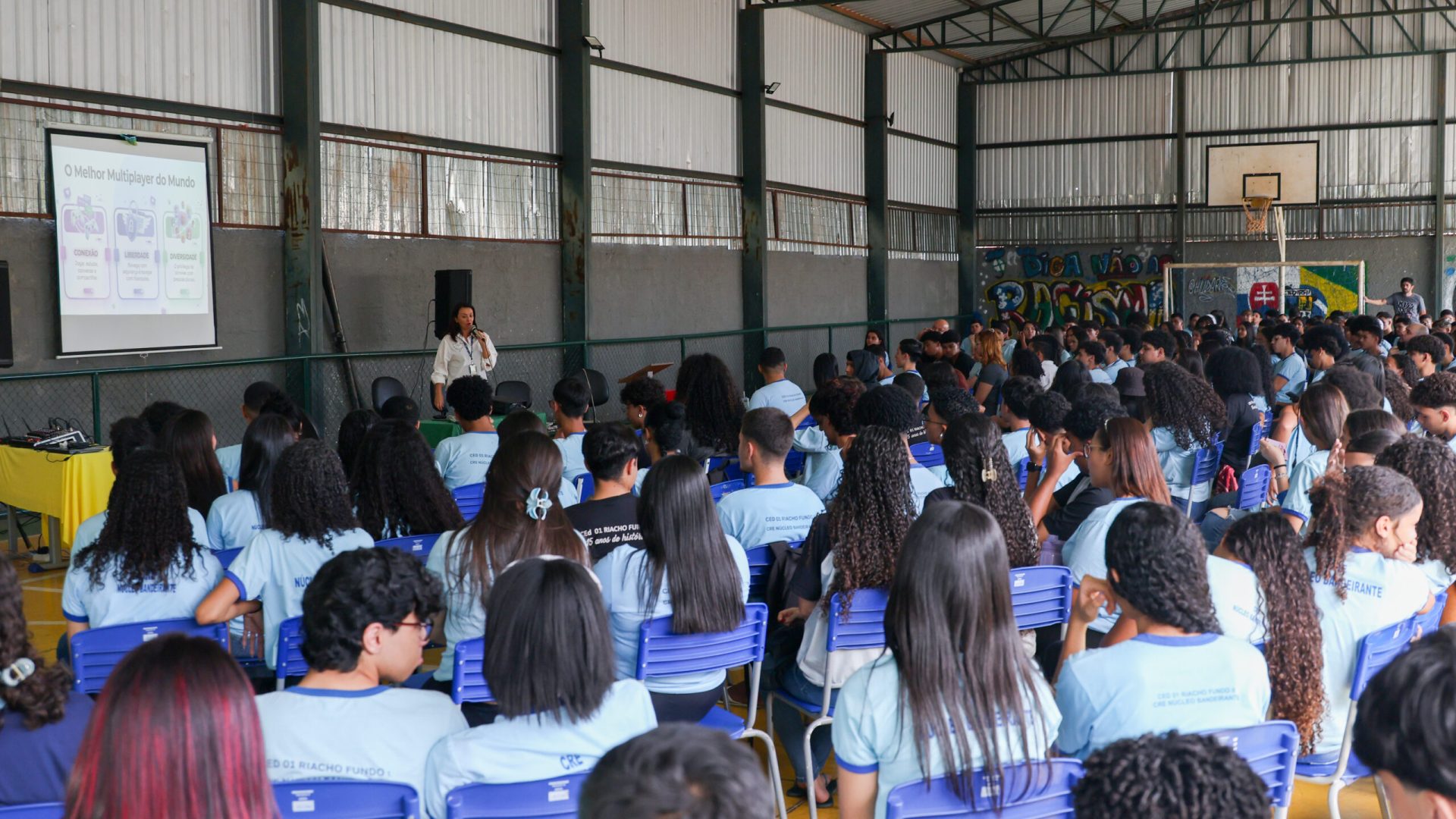 Escola de Riacho Fundo debate cyberbullying com 300 alunos e Anatel
