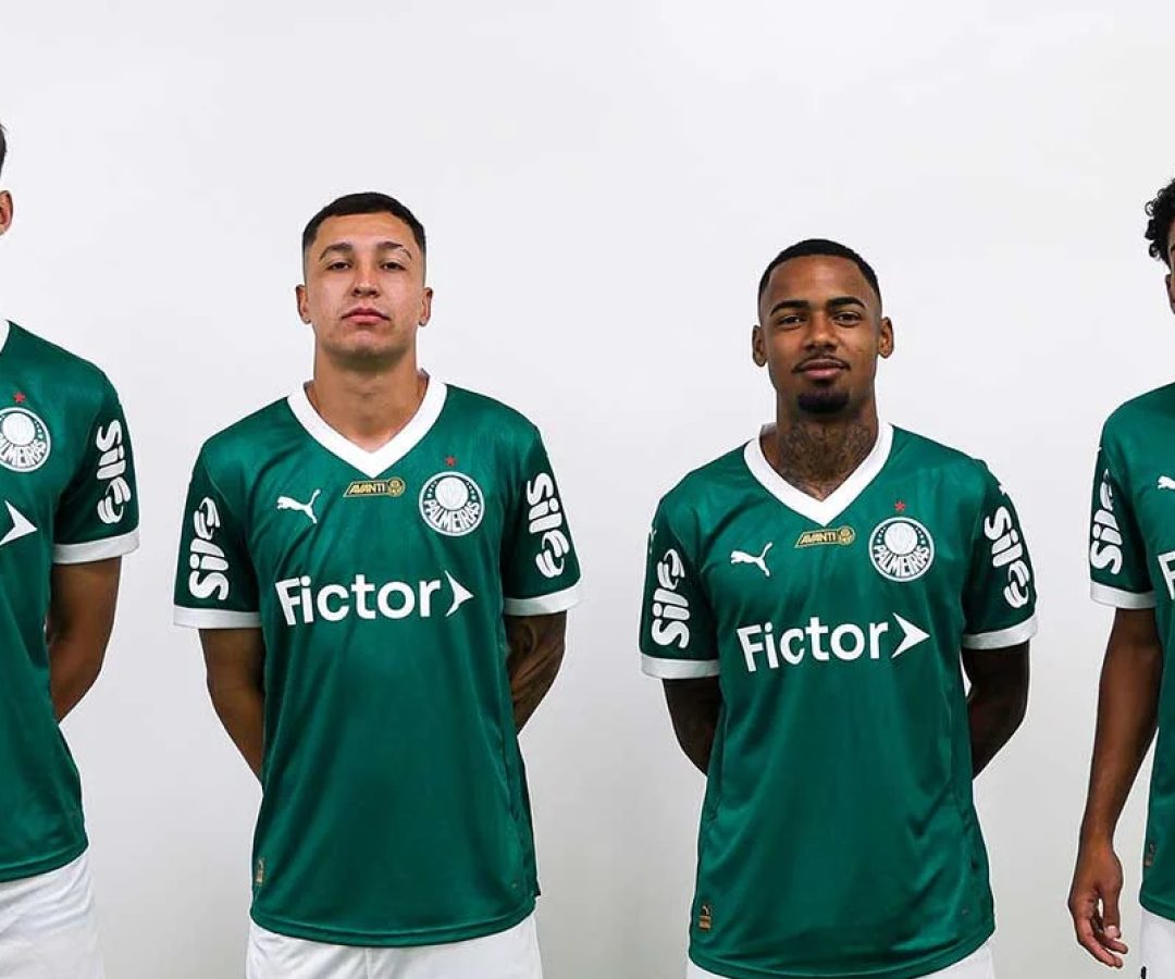 Jogadores do Palmeiras posam com camiseta do time após patrocínio do Grupo Fictor ser divulgado