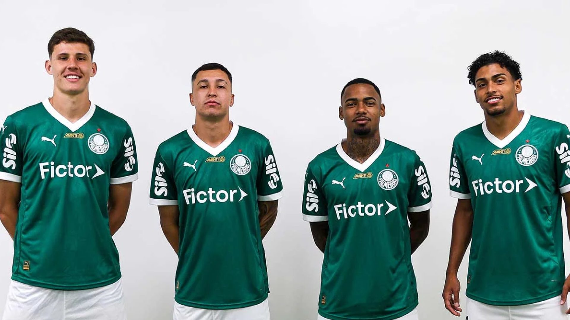 Jogadores do Palmeiras posam com camiseta do time após patrocínio do Grupo Fictor ser divulgado