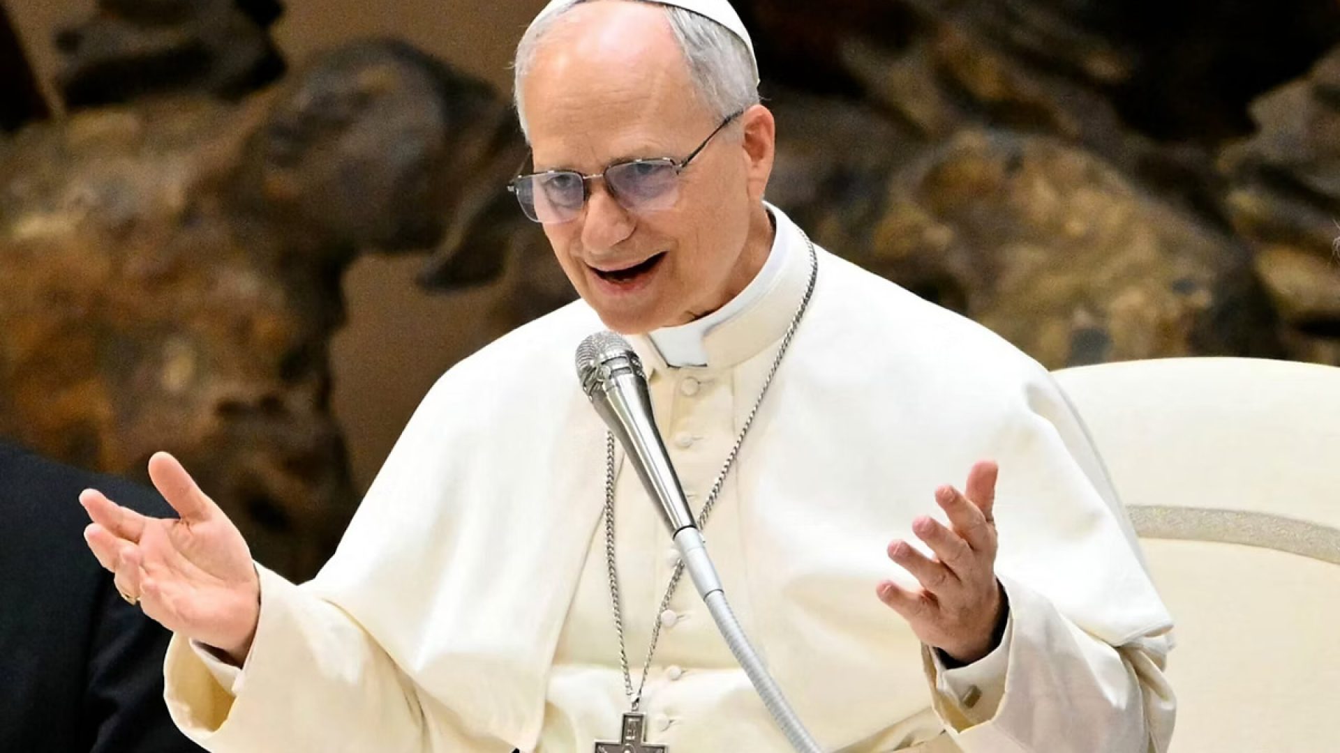 papa-leao-xiv-aceita-jogo-beneficente-de-tenis-e-brinca-nao-tragam-o-sinner.jpg