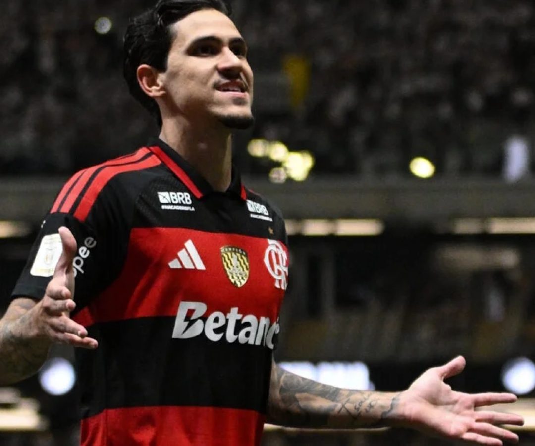 Flamengo faz grande primeiro tempo, goleia o Atlético-MG e segue na caça ao Palmeiras