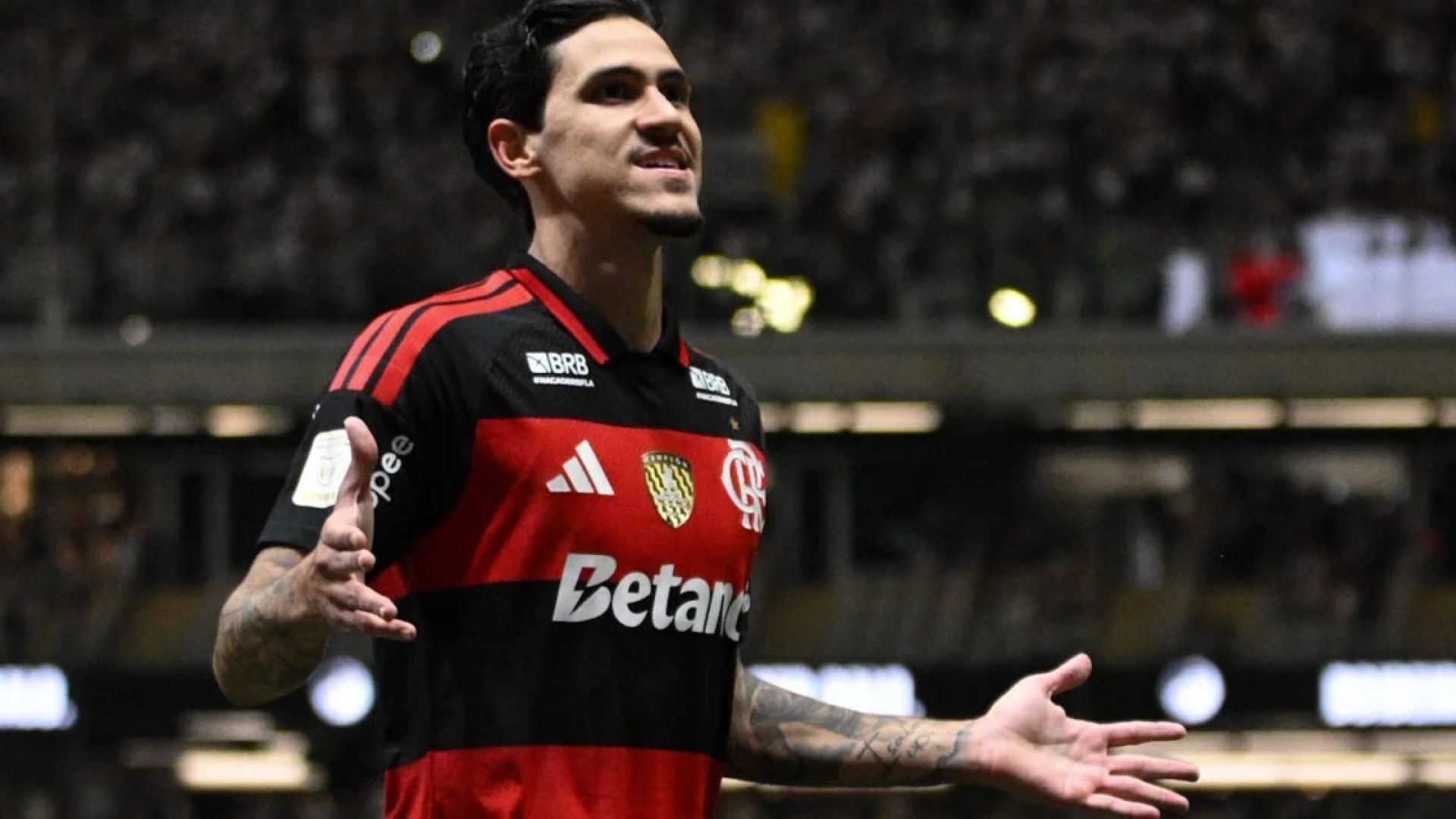 Flamengo faz grande primeiro tempo, goleia o Atlético-MG e segue na caça ao Palmeiras