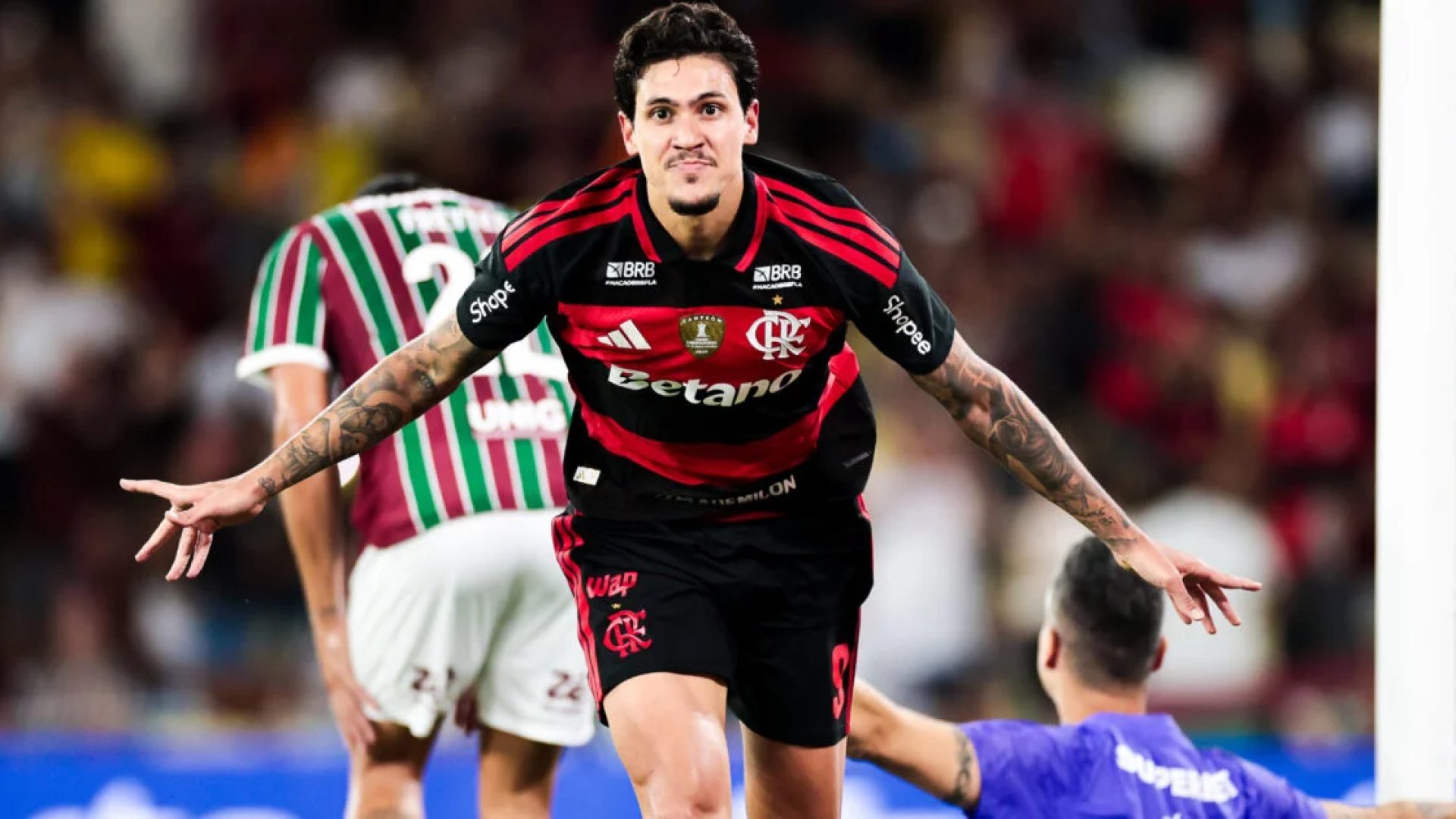 Com dois gols de Pedro, Flamengo vence o Fluminense no Maracanã