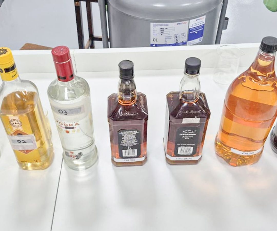 Fábrica clandestina de bebidas usava etanol adulterado de postos
