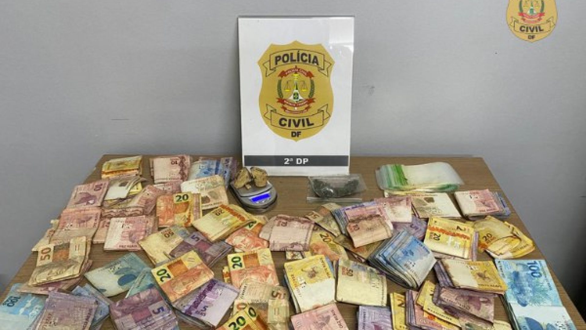Vídeo: Cão farejador ajuda PCDF a prender trio por tráfico de drogas