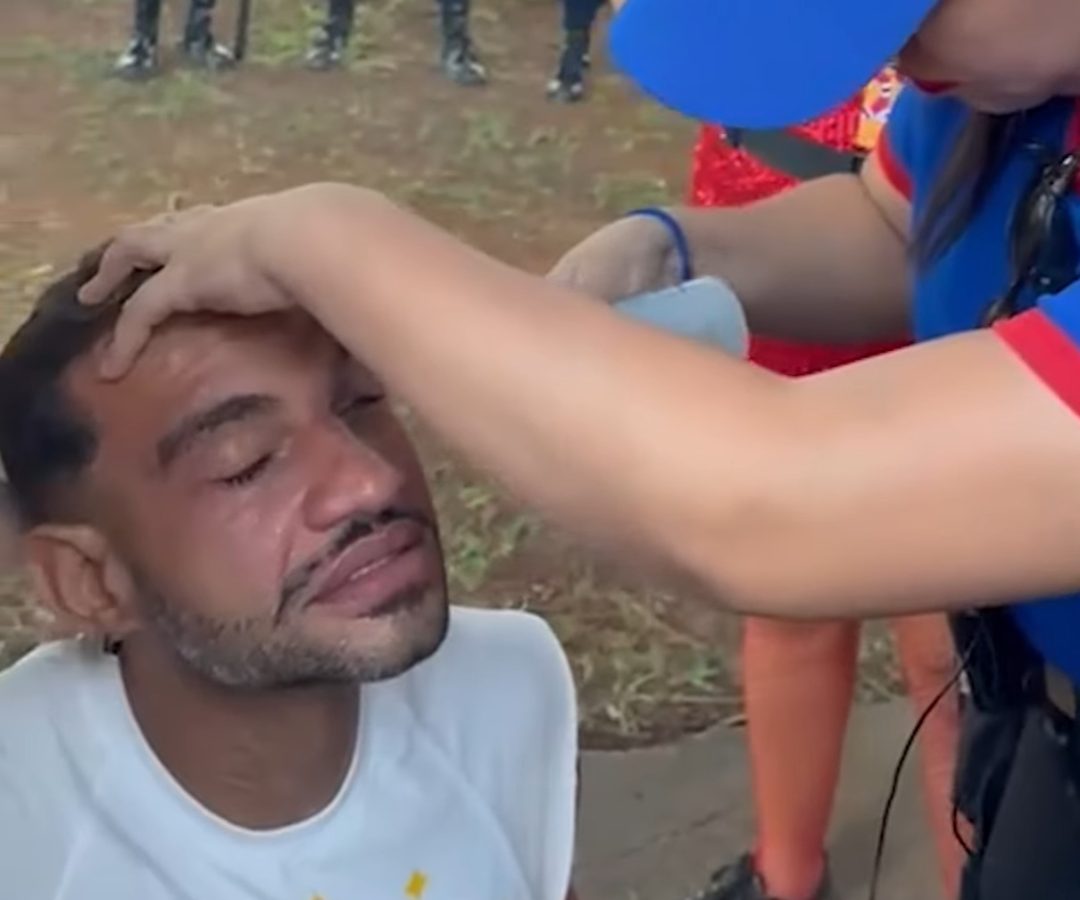Vídeo: Deputado Fábio Felix é atingido por spray de pimenta no carnaval