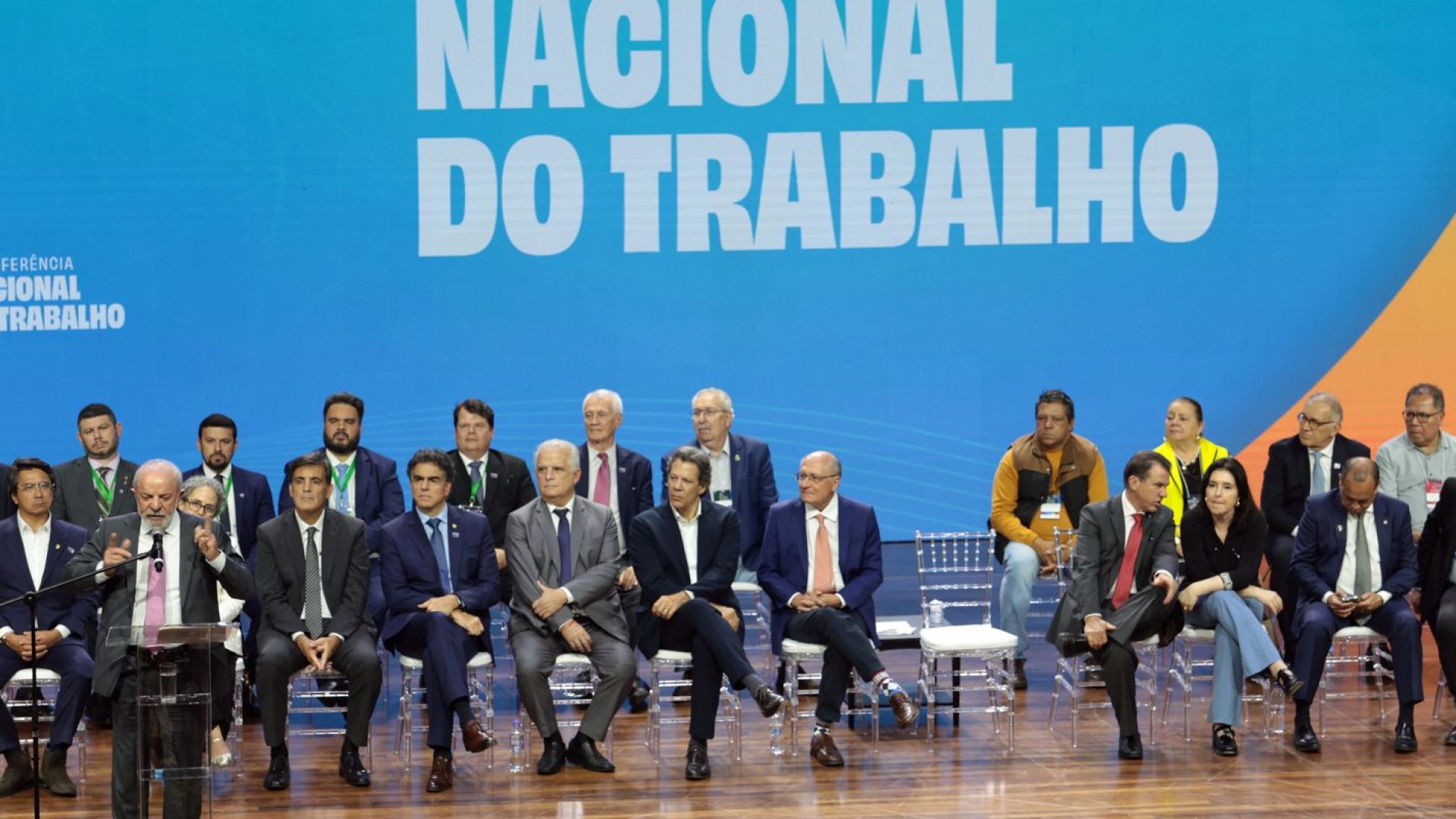 Fim do 6x1: Lula propõe negociação entre patrões, empregados e governo