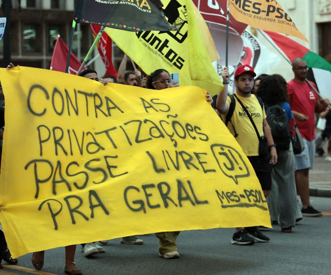 Estudantes protestam contra aumento da tarifa de ônibus em São Paulo