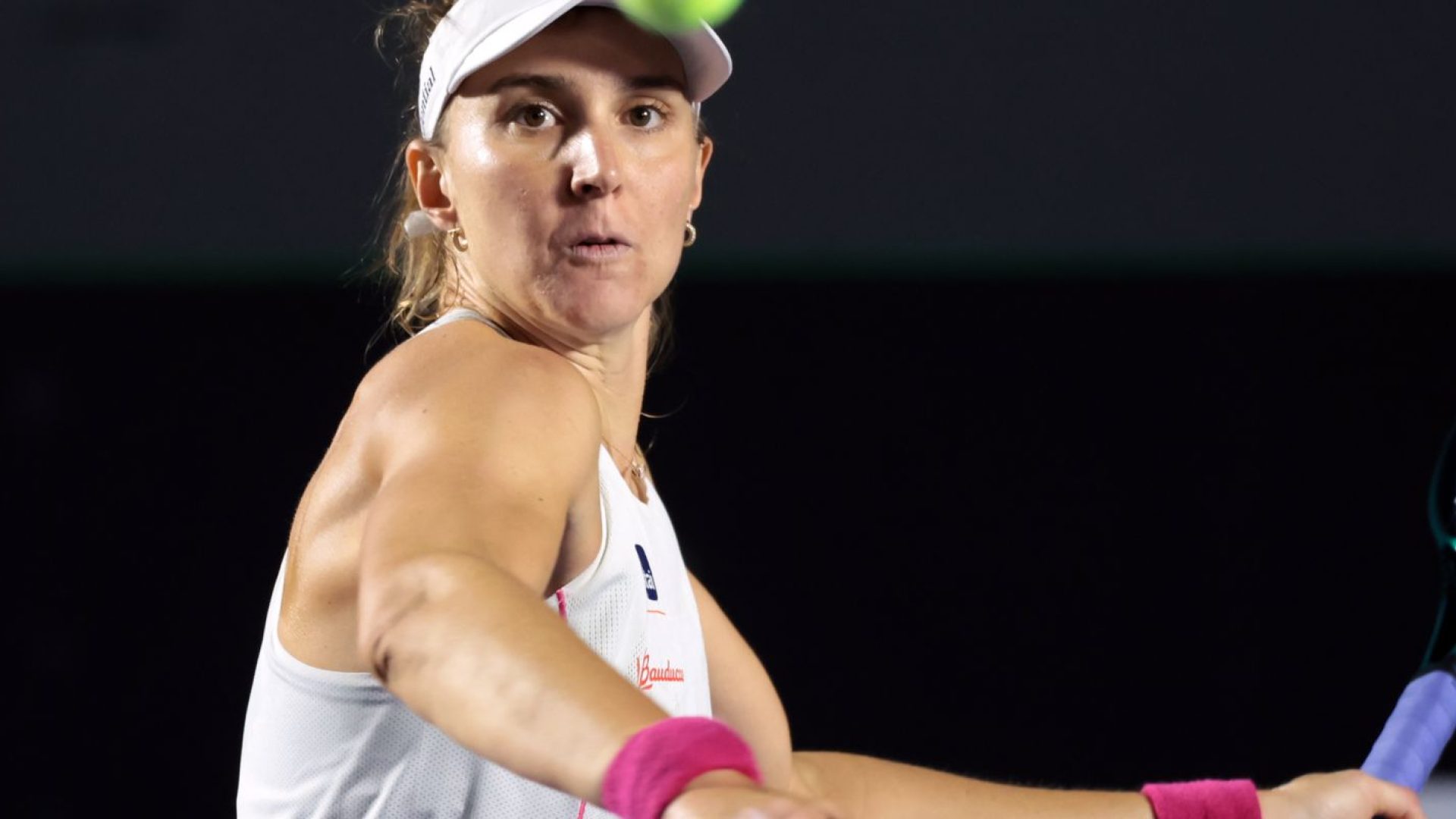 Bia Haddad cai na estreia e dupla de Stefani avança no WTA de Adelaide