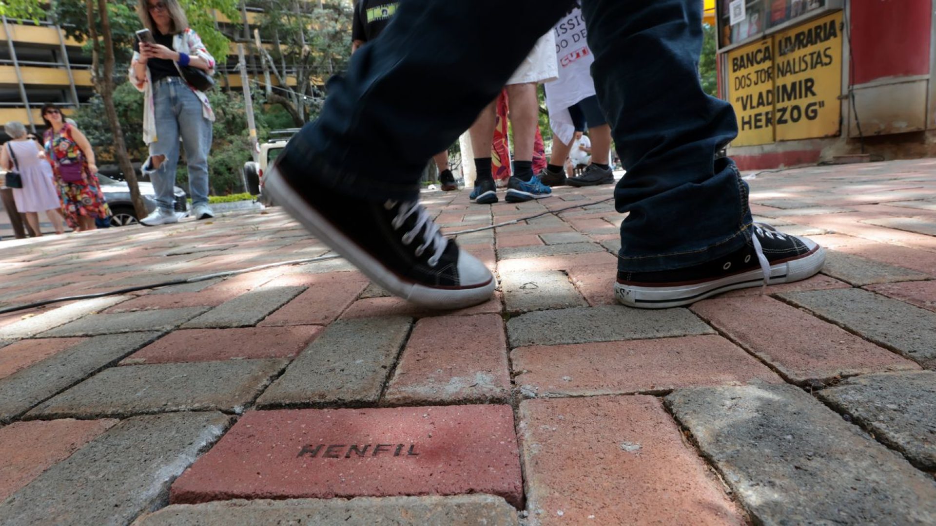 Calçadão em SP homenageia personalidades que lutaram pela democracia
