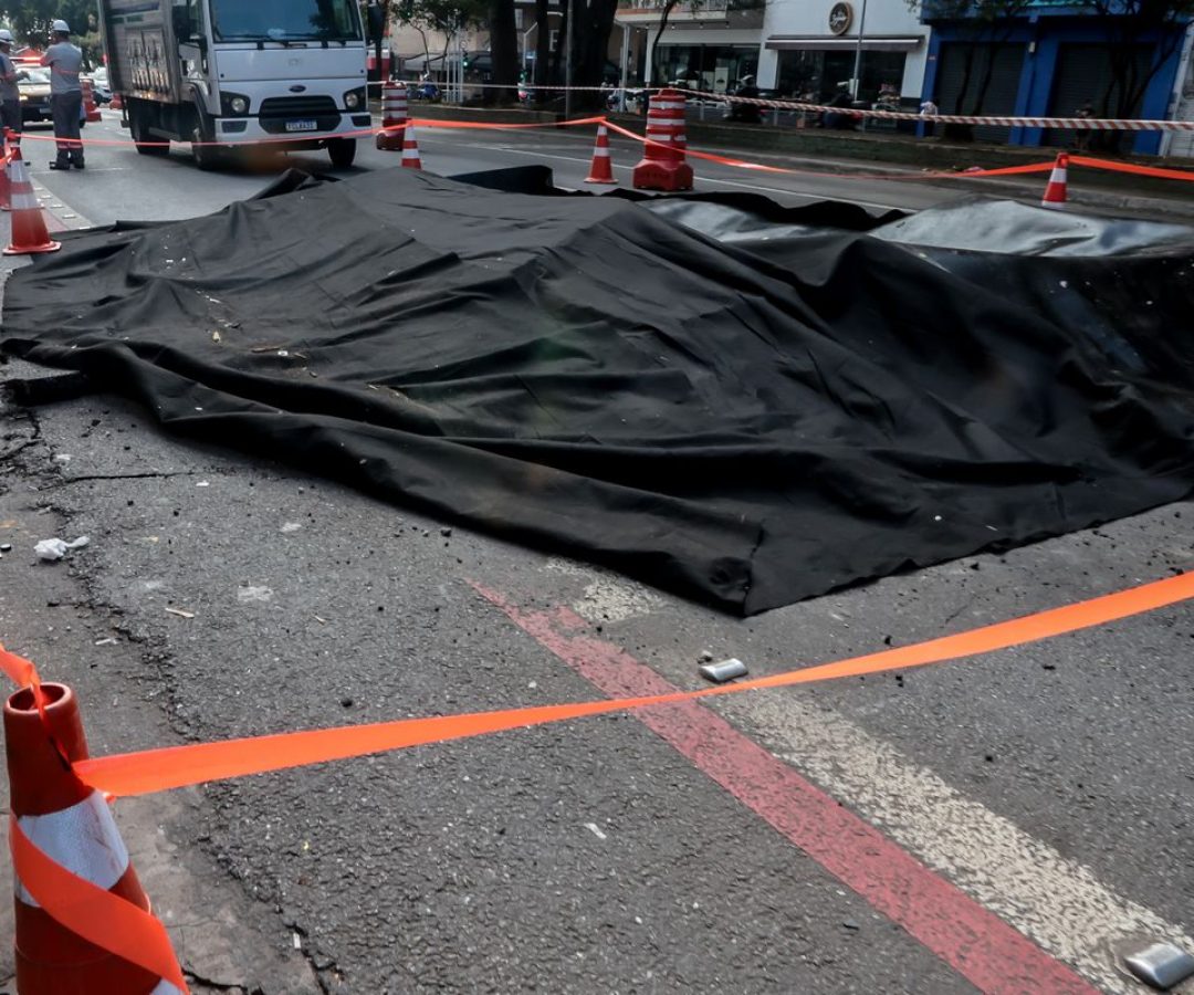 Explosão abre grande buraco na Rua da Consolação em São Paulo