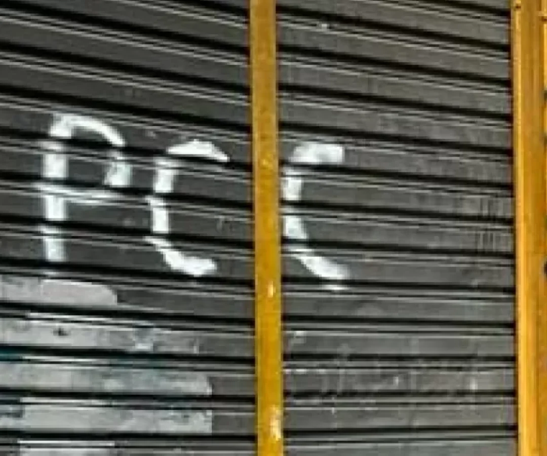 policia-civil-encontrou-inscricoes-com-a-sigla-pcc-no-local-onde-um-estudante-da-puc-foi-mantido-ref.webp