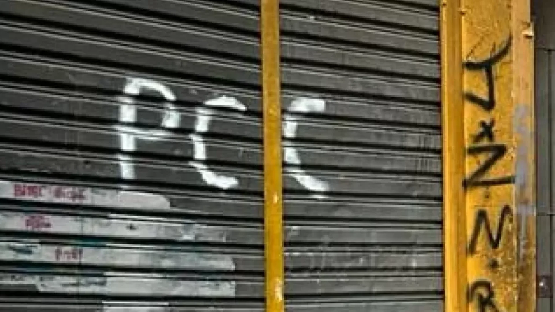 policia-civil-encontrou-inscricoes-com-a-sigla-pcc-no-local-onde-um-estudante-da-puc-foi-mantido-ref.webp