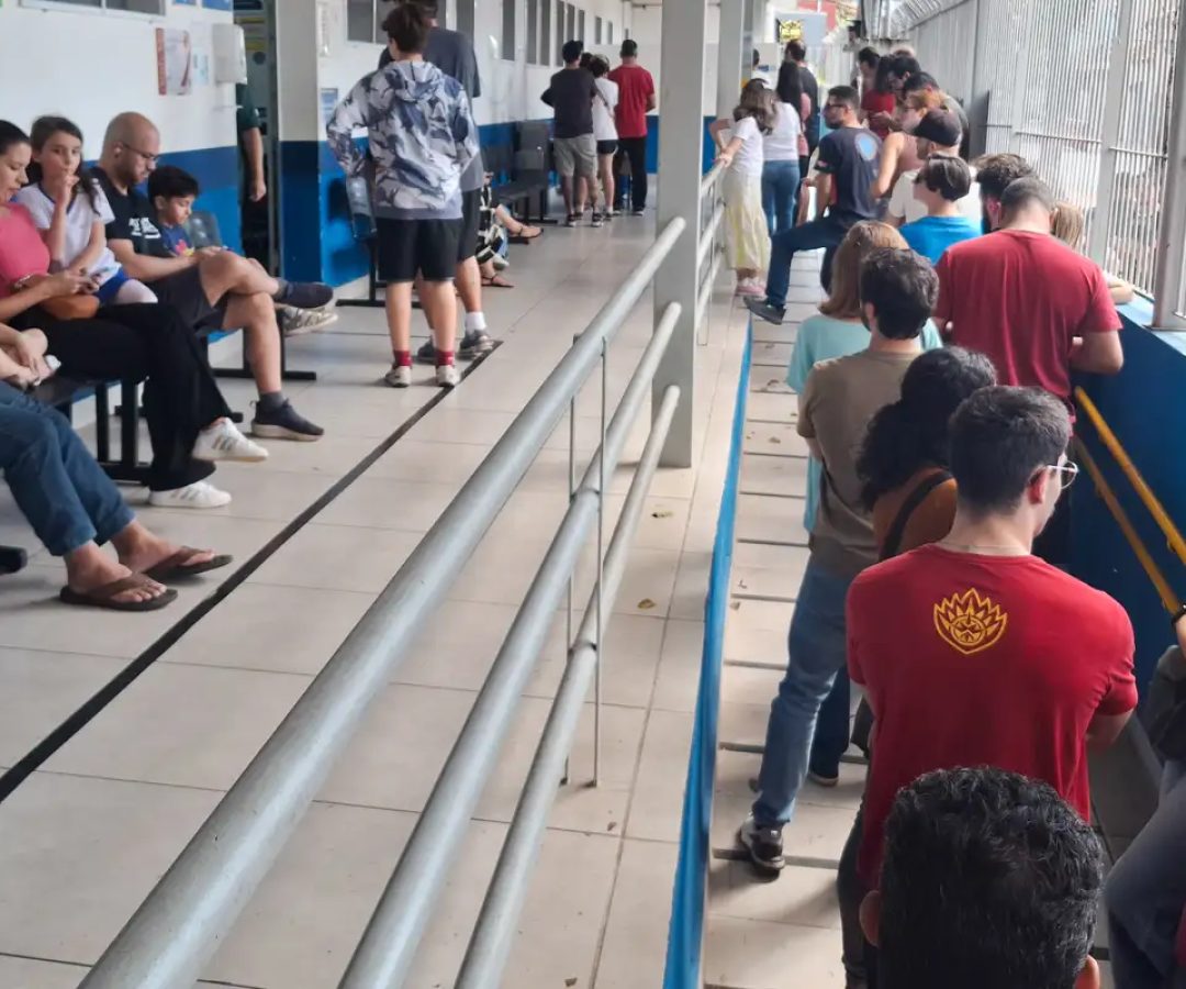Paulistanos enfrentam filas para tomar vacina contra sarampo