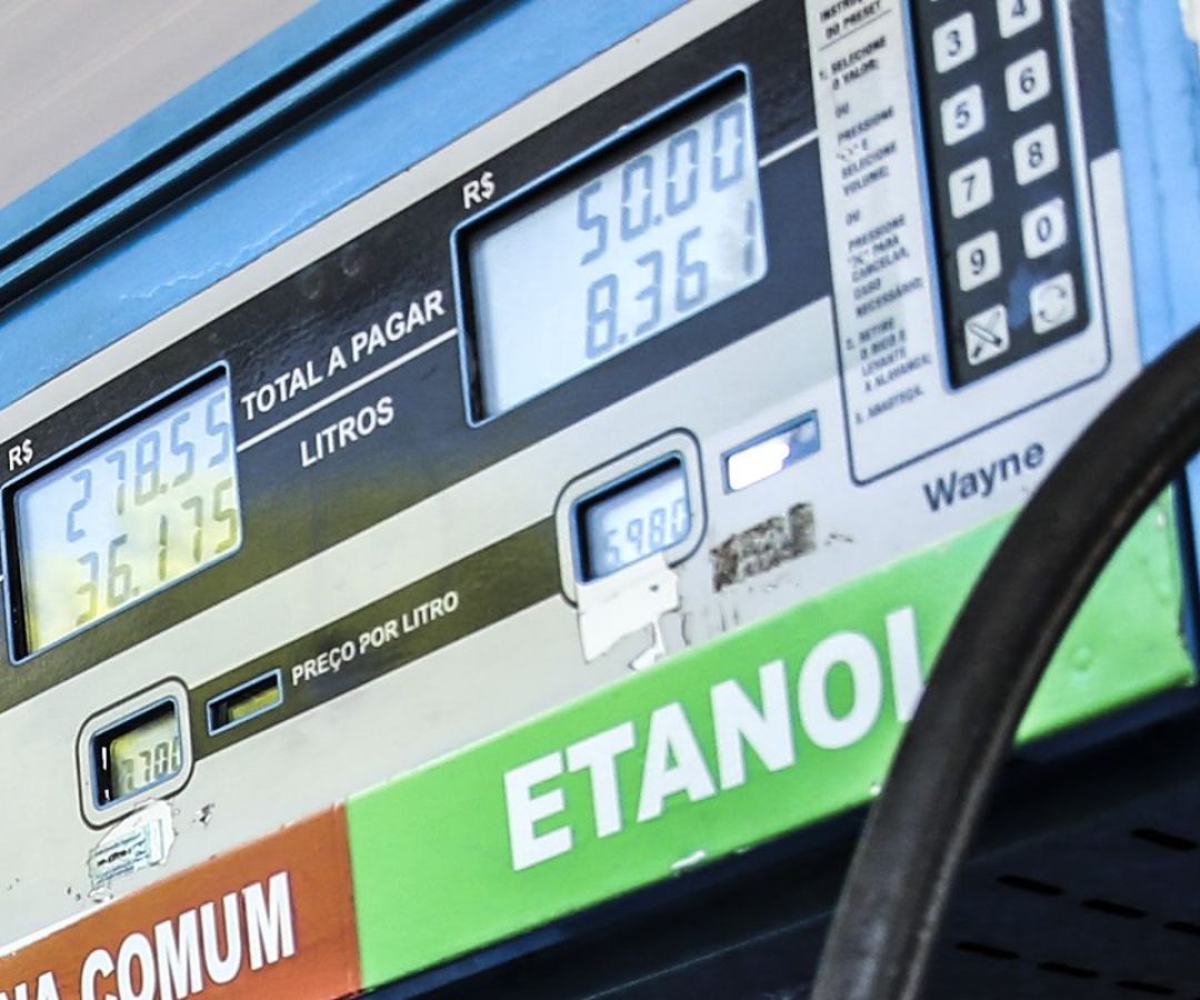 Petrobras reduz preço da gasolina em 4,9% a partir de terça-feira