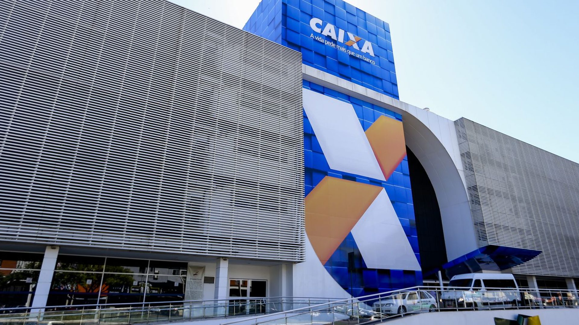 Caixa e BB liberam abono salarial para nascidos em maio e junho