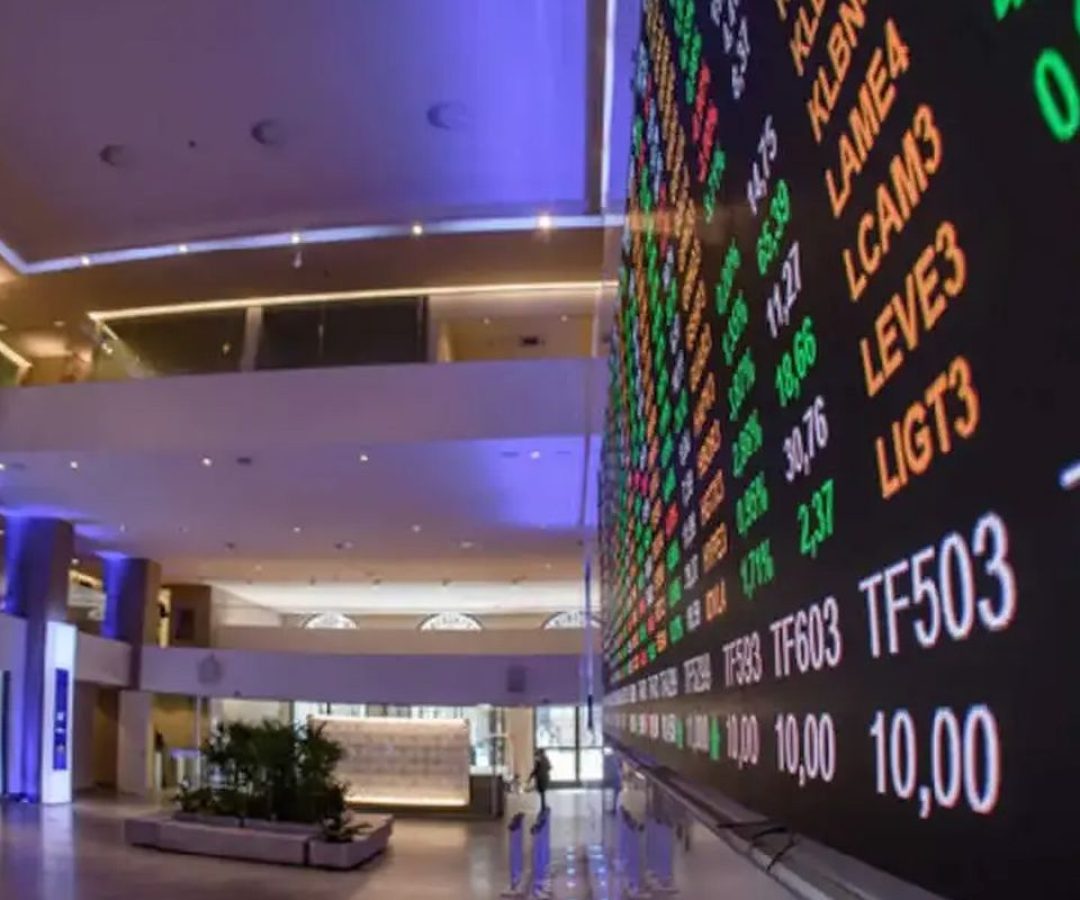 Bolsa bate recorde e fecha pela primeira vez acima dos 165 mil pontos