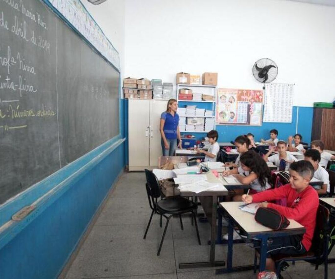 Tributação sobre bets poderá garantir isenção de IR a professores — Senado Notícias