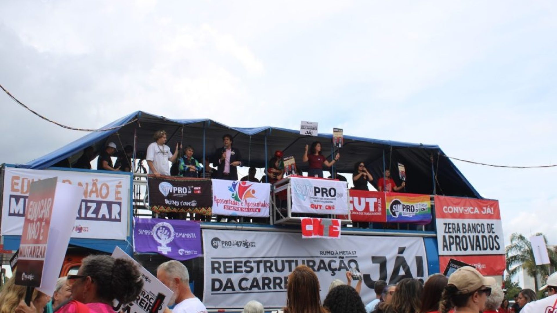 Professores do DF fazem protesto por melhores condições de trabalho, GDF diz que mantém “diálogo”