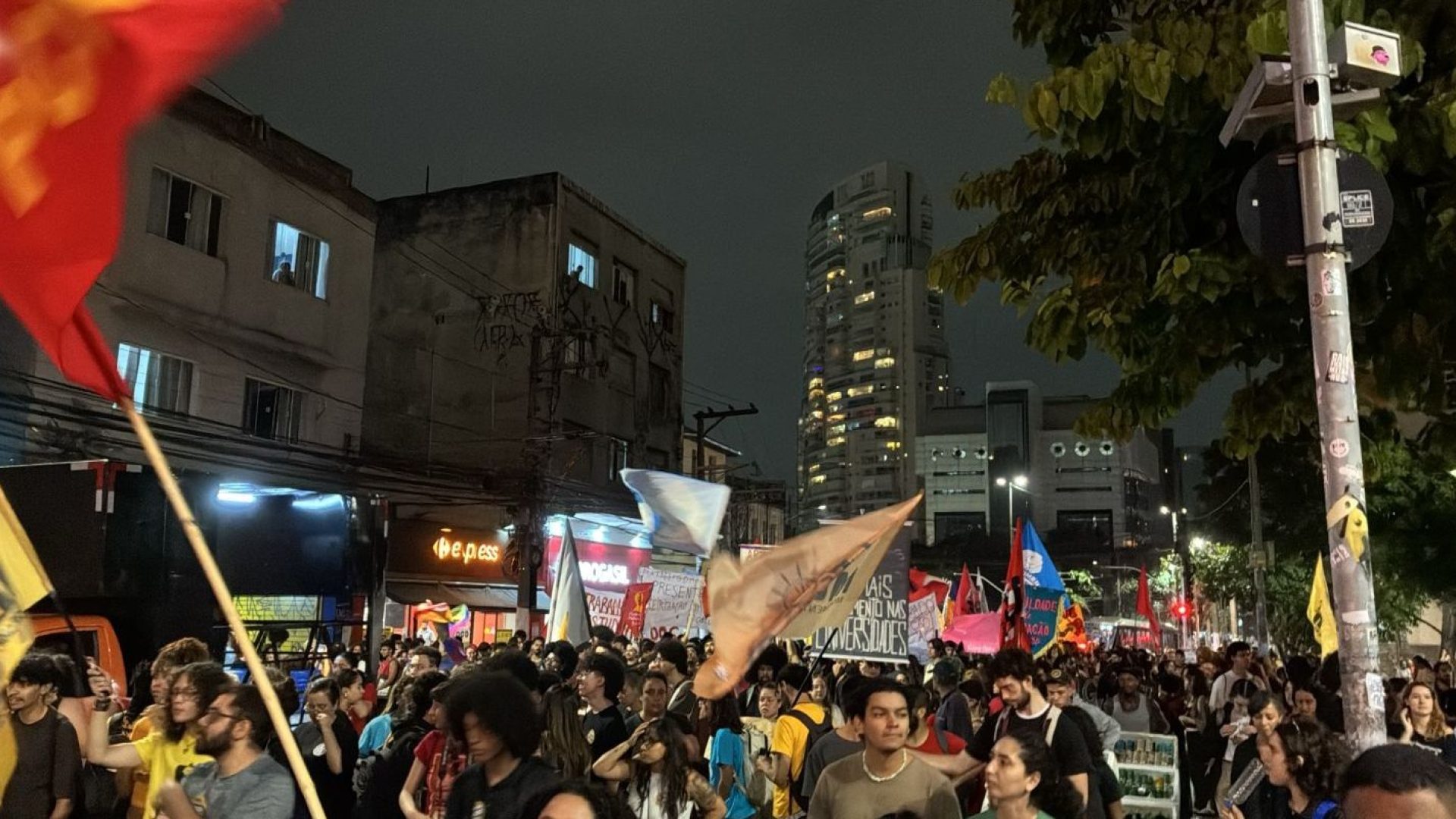 Estudantes protestam contra cortes nas universidades de SP
