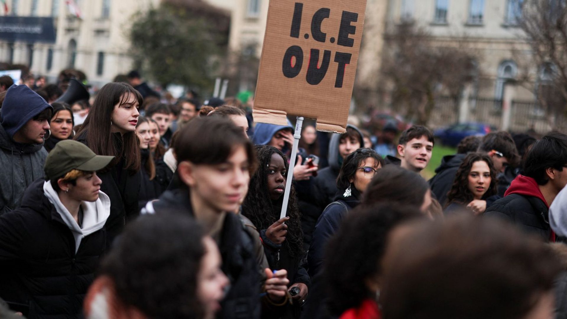 Protestos contra ICE ocorrem em Milão antes da abertura da Olimpíada