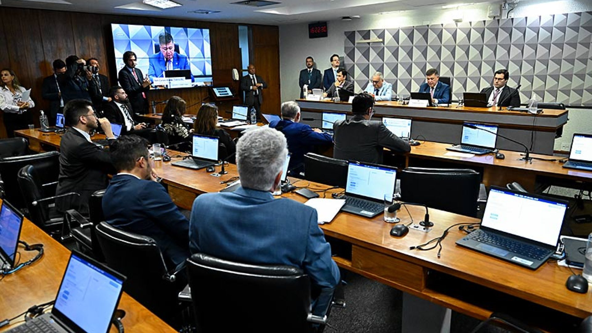 Convocados não comparecem e CPMI do INSS adia depoimentos — Senado Notícias