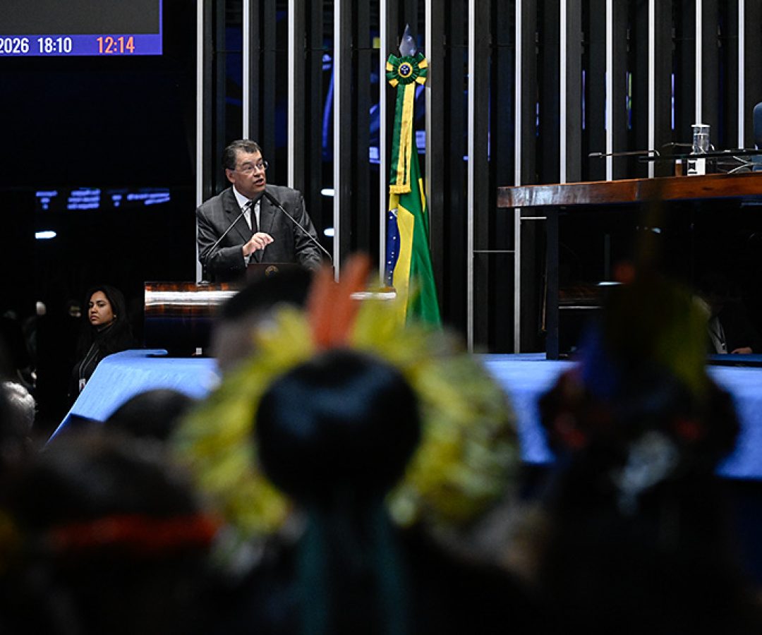 Senador Eduardo Braga (MDB-AM) em discurso à tribuna.