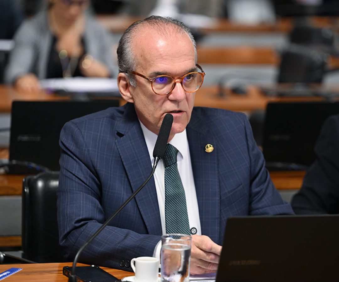Em pronunciamento, à bancada, senador Fernando Dueire (PSD-PE).