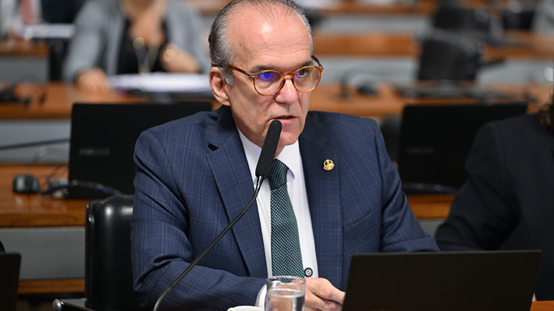 Em pronunciamento, à bancada, senador Fernando Dueire (PSD-PE).