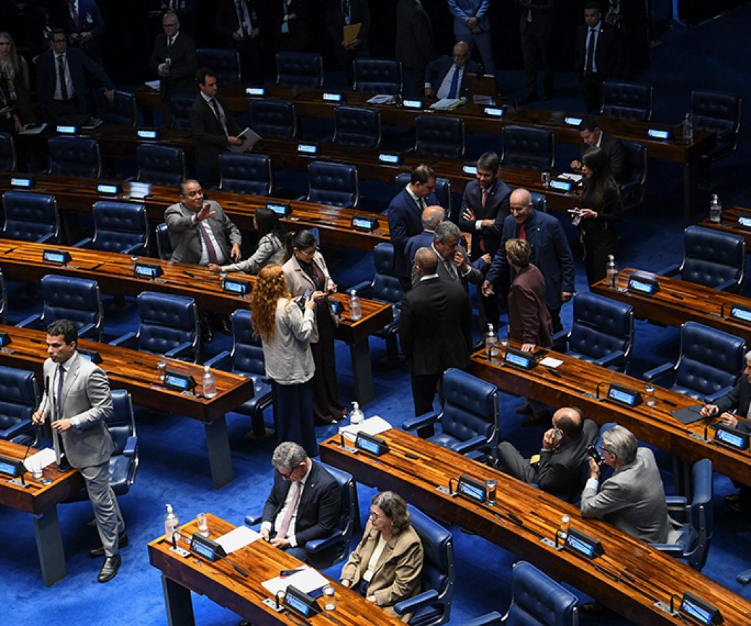 À frente, em pronunciamento, senador Irajá (PSD-TO).