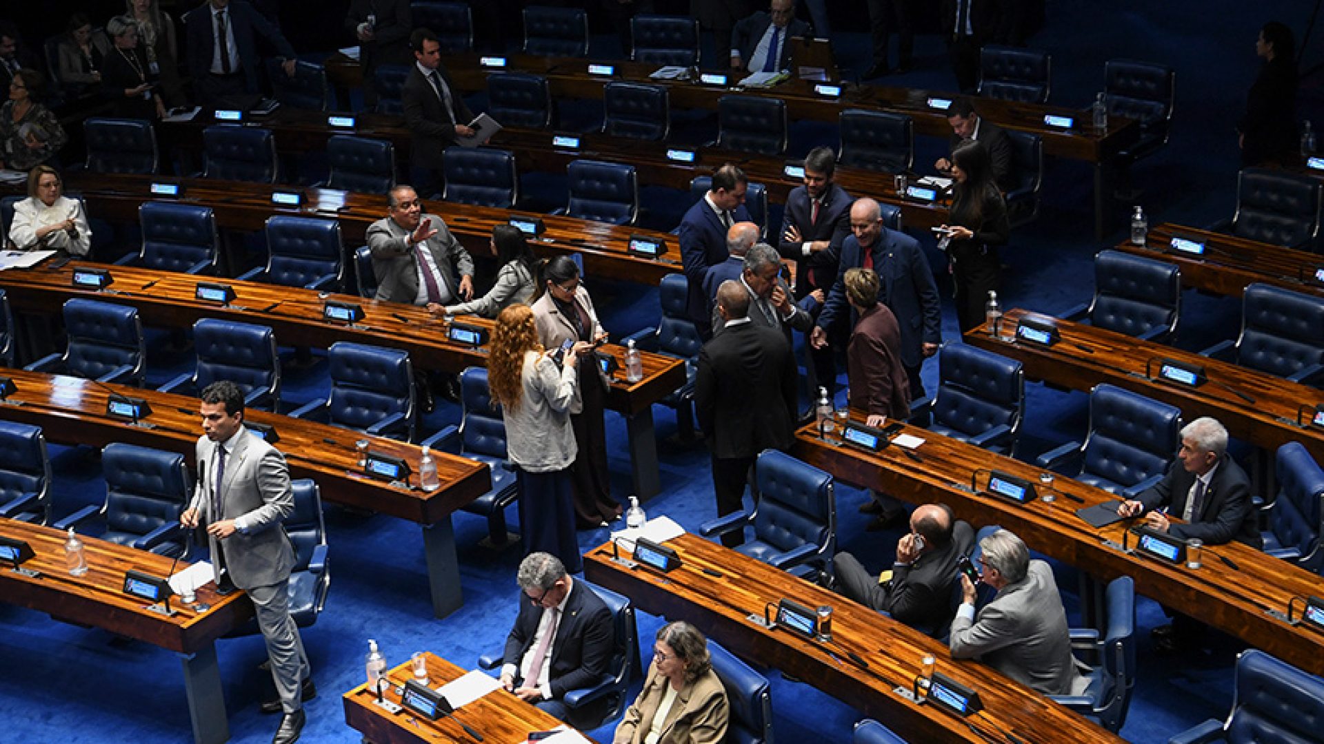 À frente, em pronunciamento, senador Irajá (PSD-TO).