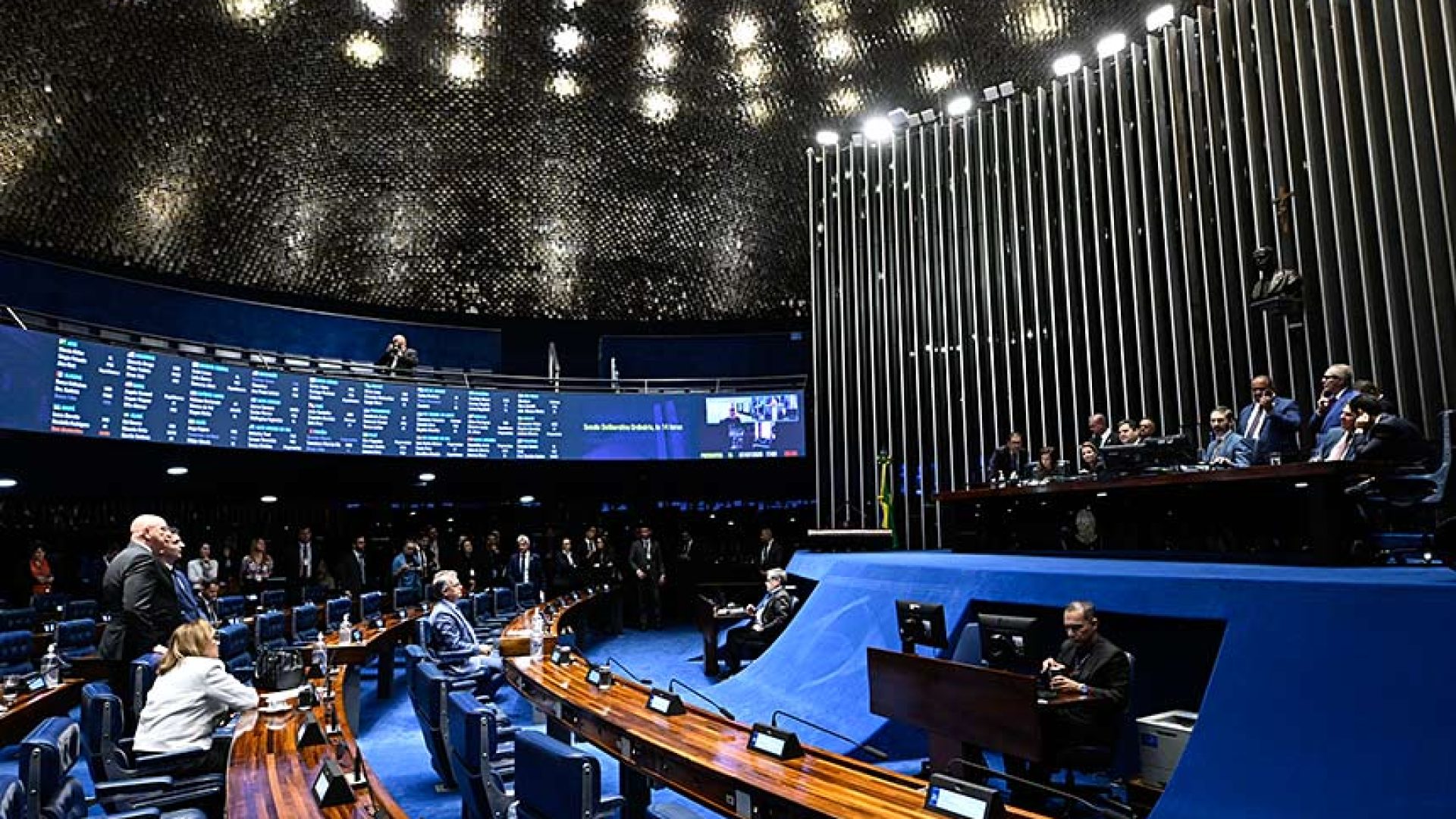 À mesa, presidente do Senado Federal, senador Davi Alcolumbre (União-AP) conduz sessão.