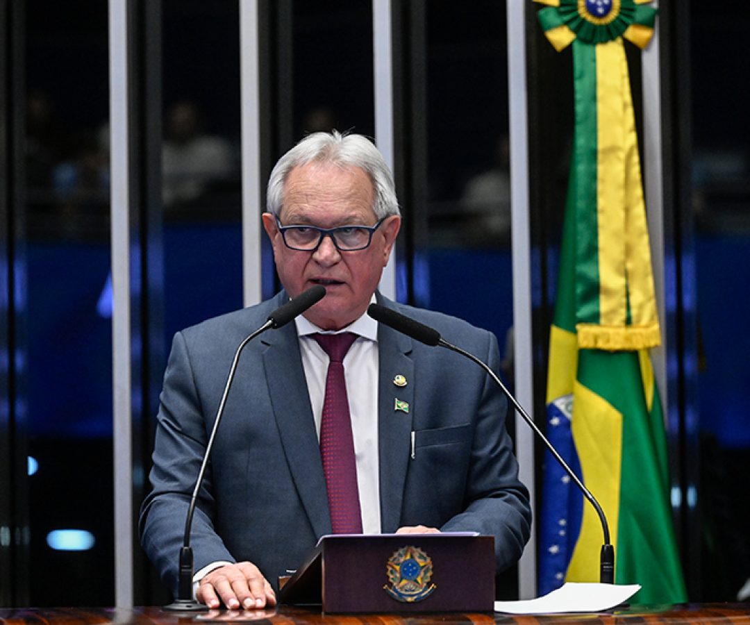 Em discurso,  à tribuna,  senador Hermes Klann (PL-SC).