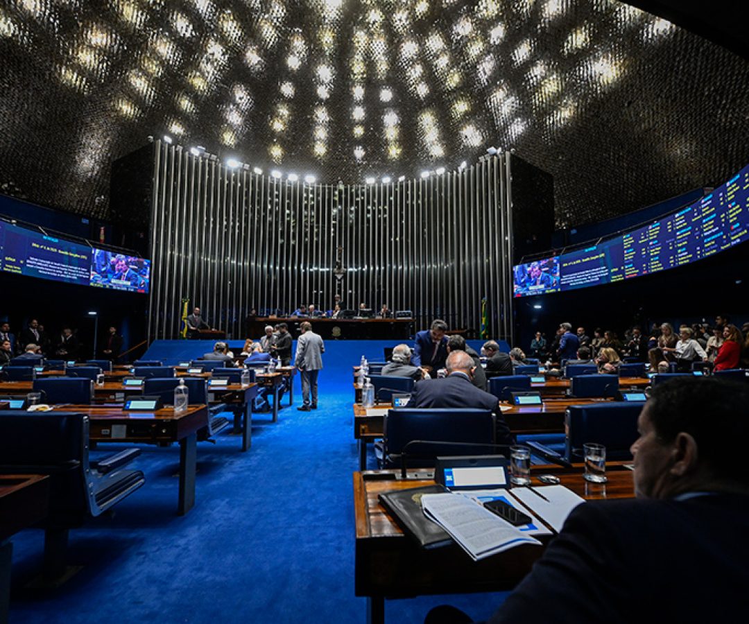 Parlamentares à bancada.