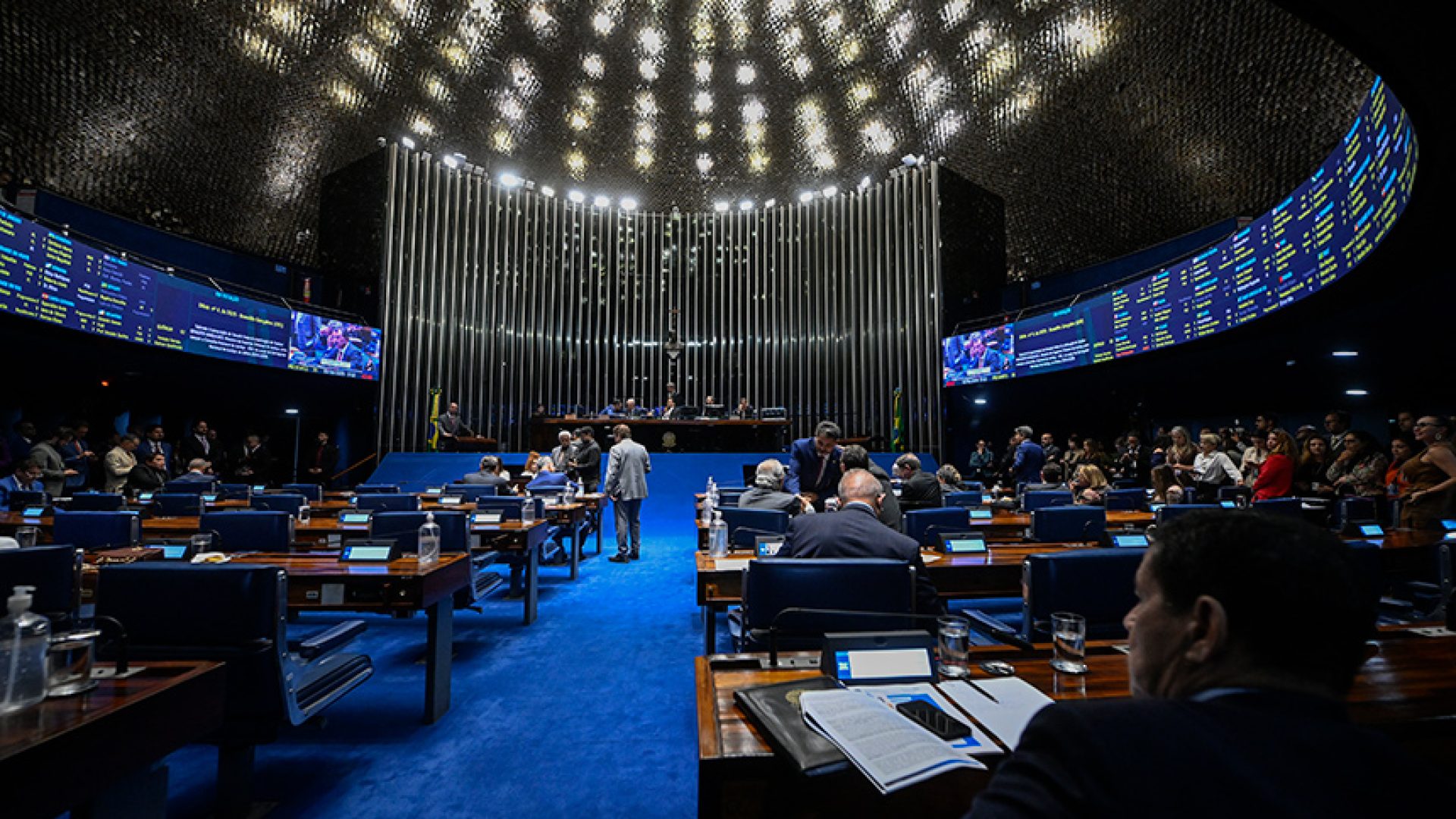 Parlamentares à bancada.