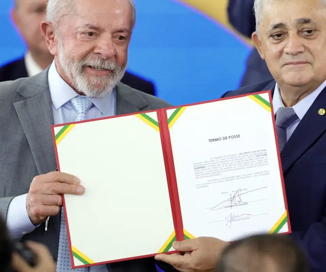 José Guimarães assume ministério e fala em "derrotar o fascismo"