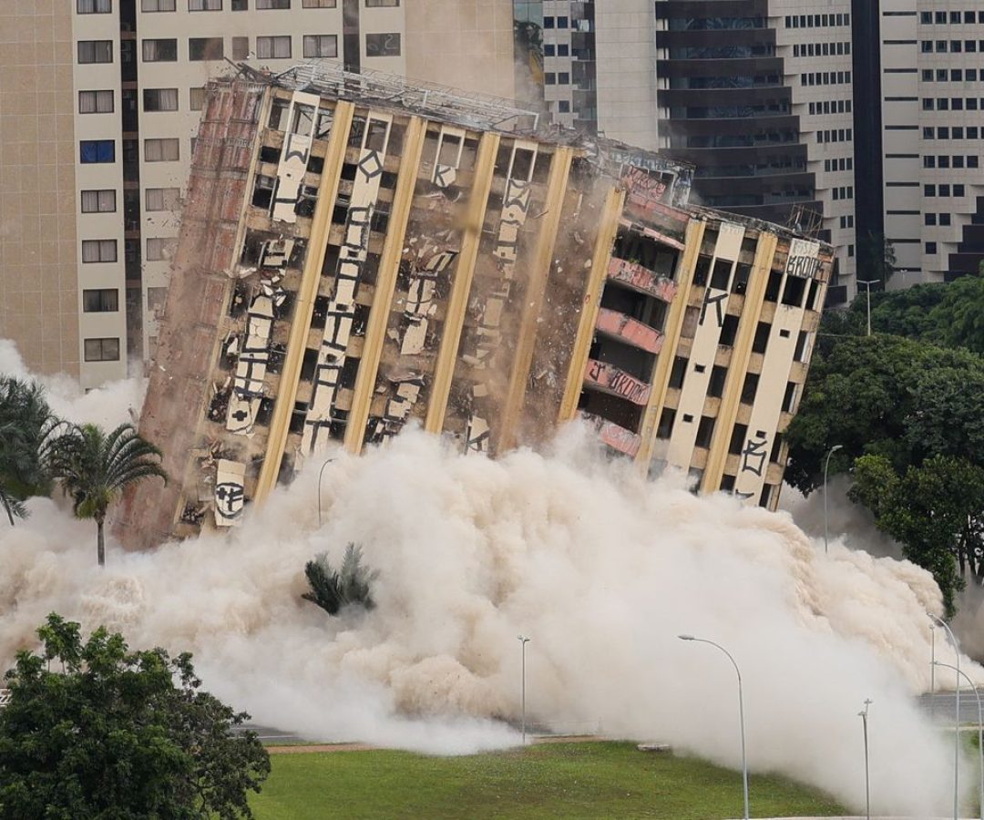 Tradicional hotel de luxo é implodido no centro de Brasília