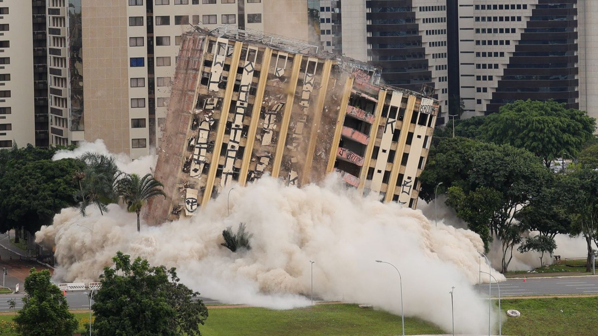 Tradicional hotel de luxo é implodido no centro de Brasília