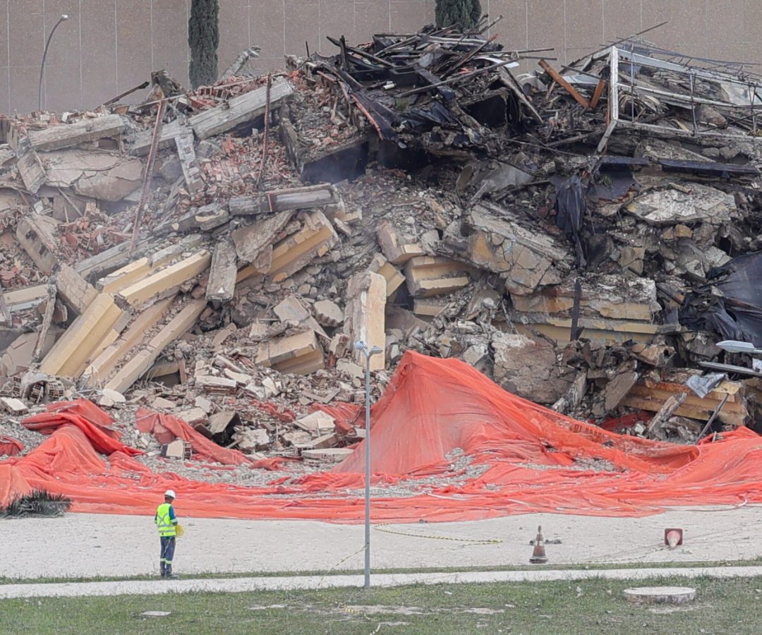 Após implosão, área do Torre Palace passa por avaliação e limpeza