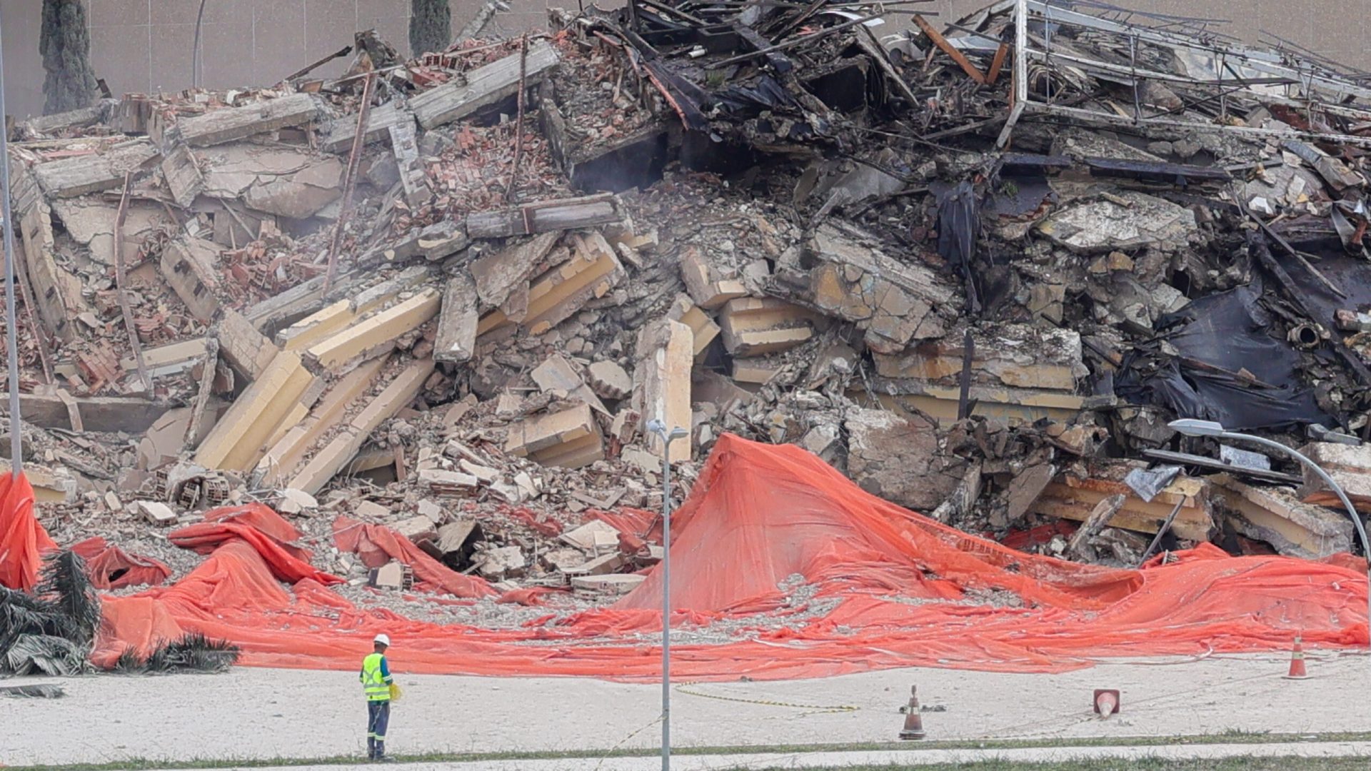 Após implosão, área do Torre Palace passa por avaliação e limpeza